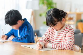 机で学習する子どもたち